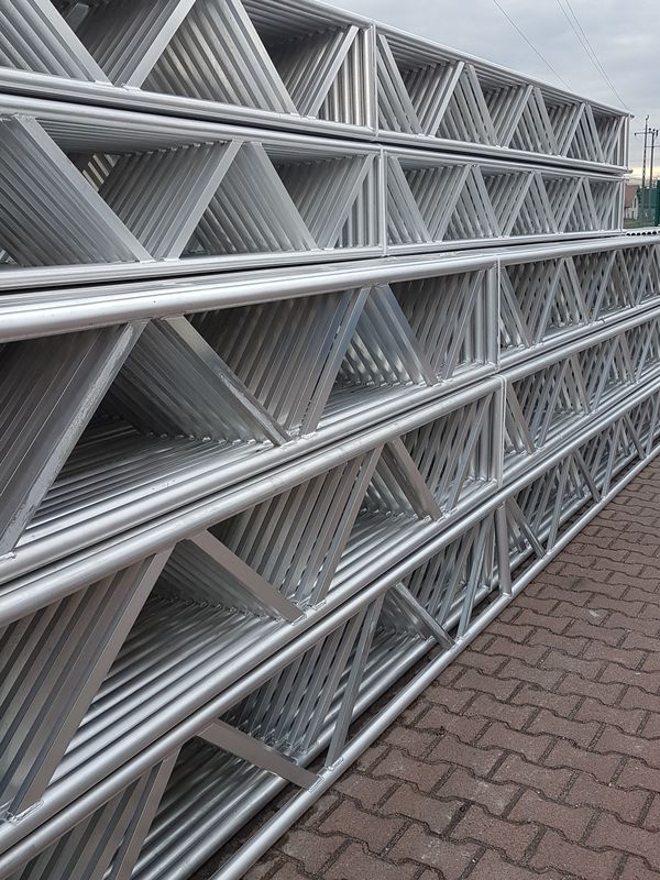 Dźwigary aluminiowe ułożone na placu
