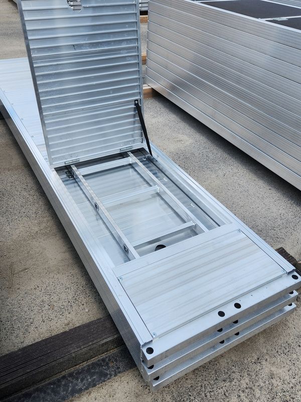 Podest aluminiowy z klapą i drabinką