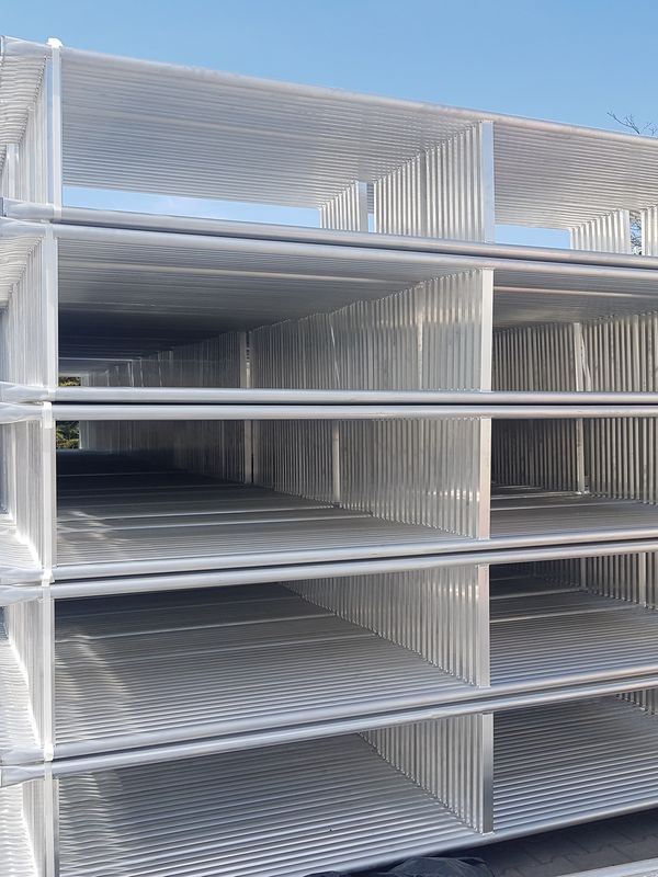 Poręcze aluminiowe w pakietach przed budynkiem