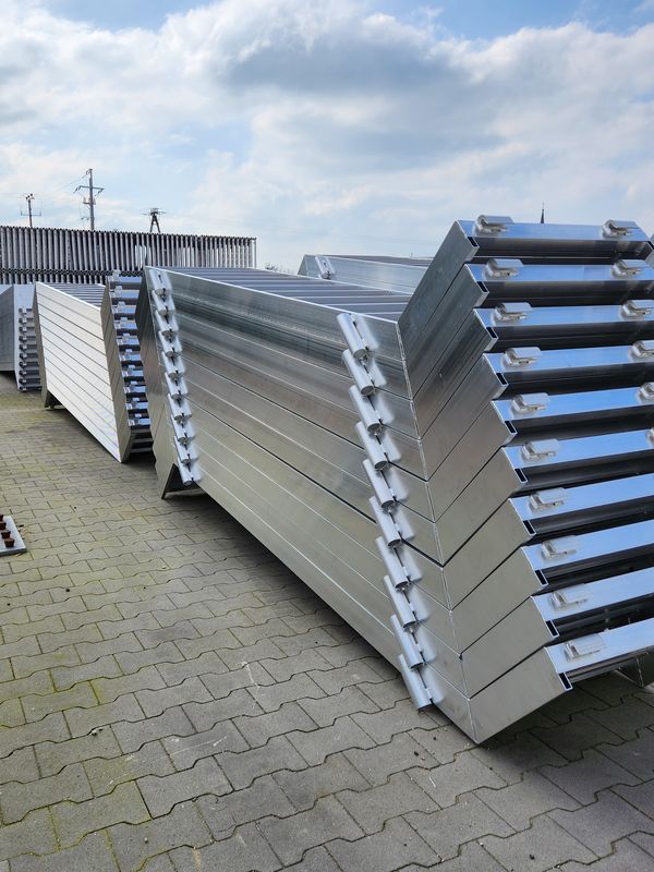 Schody aluminiowe w pakietach na placu