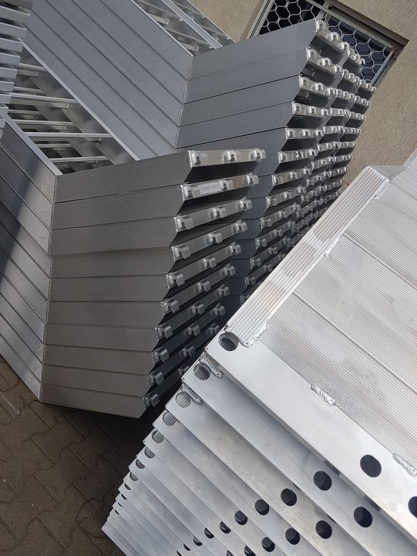 Stopnie schodów aluminiowych z zaczepami
