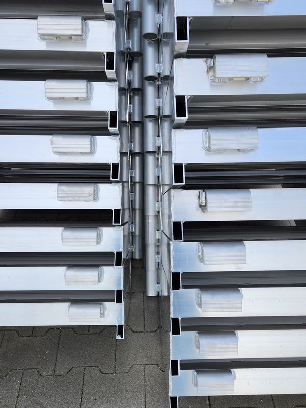 Zaczepy stopni schodów aluminiowych z bliska